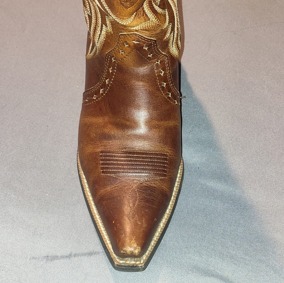 Ariat 8B boots work 2 hours - Picture 2 of 3